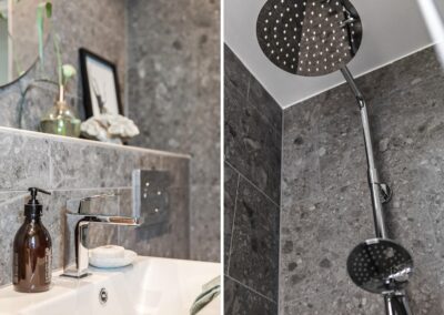 Dubbel bild som visar ett badrum med grå marmordetaljer: till vänster en handfat med modern kran och spegel, till höger en närbild av en duschmunstycke.